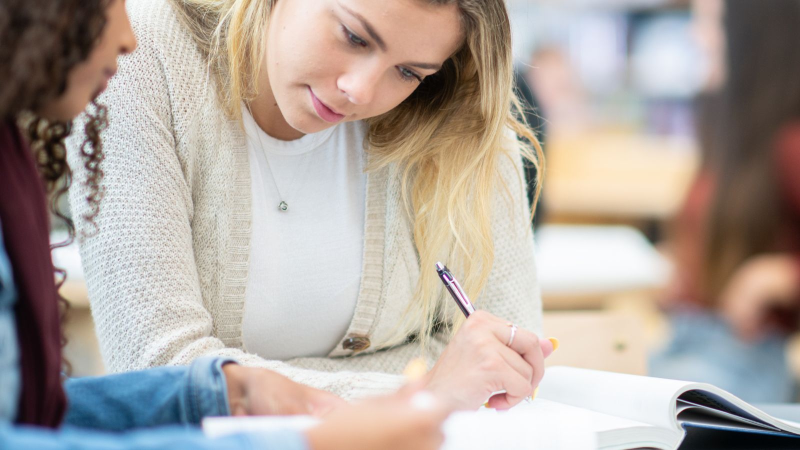 Docent van vacature zorg en welzijn aan het werk