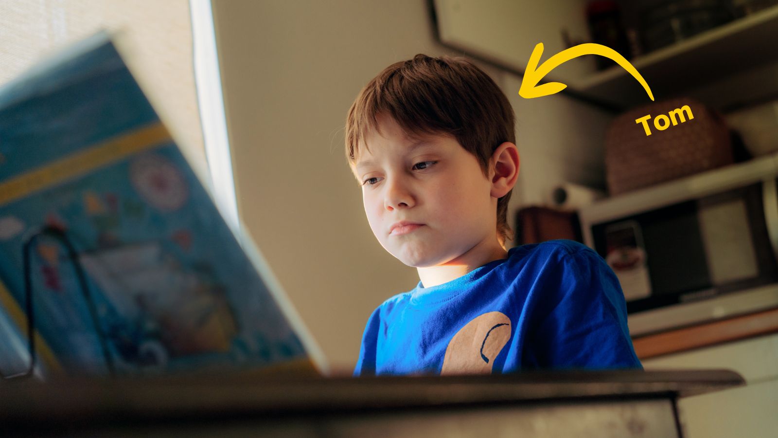 Jongen leest moeizaam boek door dyslexie.