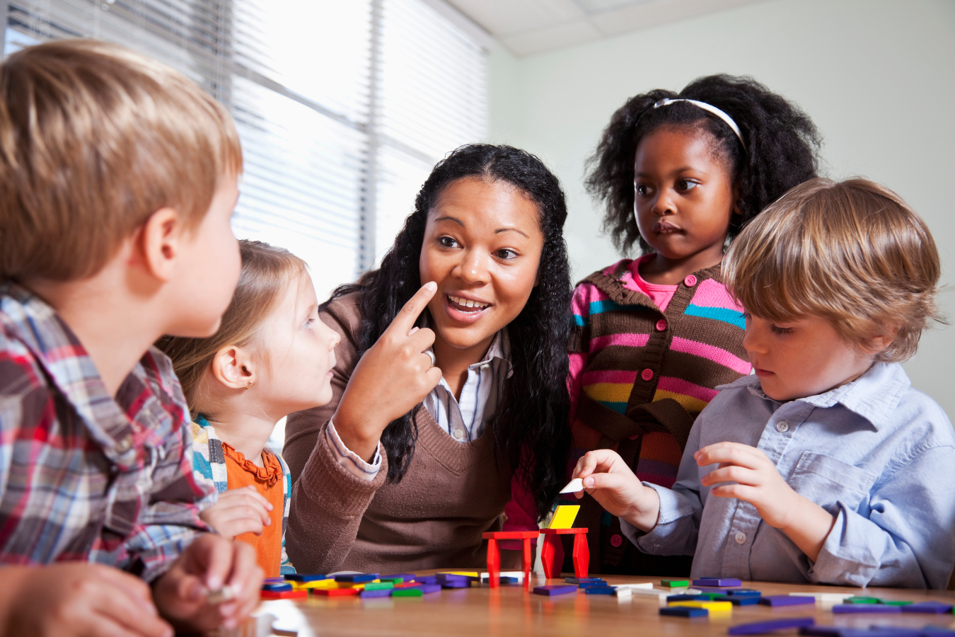 De 6 interactievaardigheden in de kinderopvang: dit zijn ze en zo pas je ze toe!