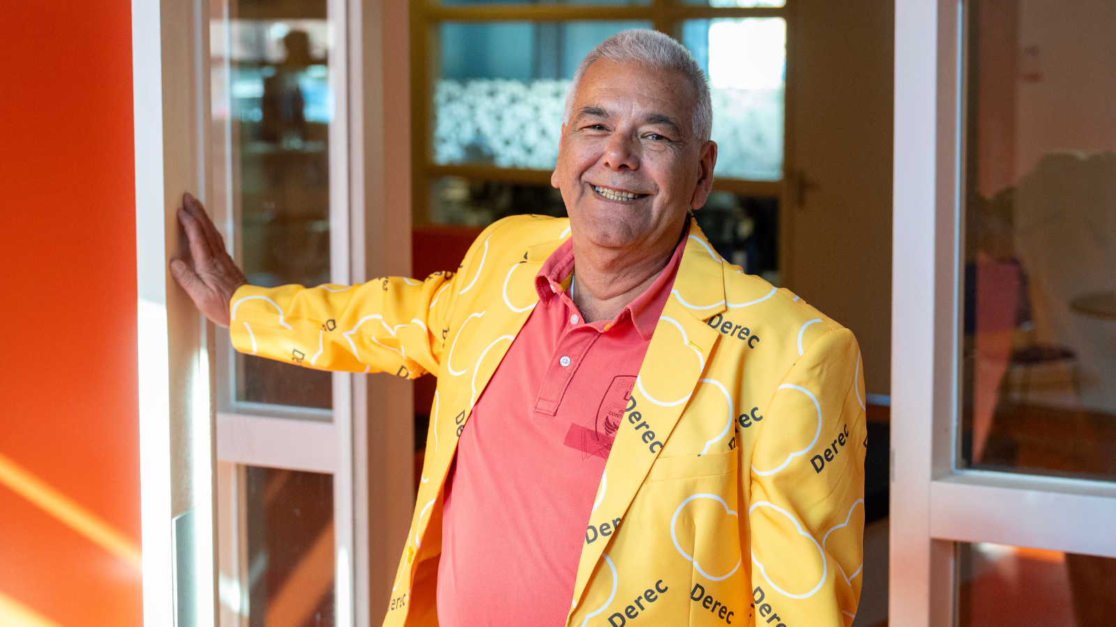 Pensionado Ton blijft ook na zijn pensioen actief in het onderwijs.