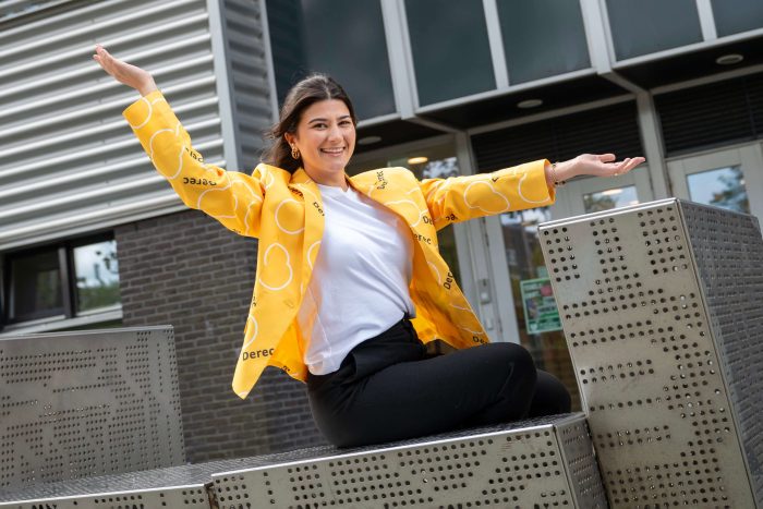 Beyza combineert haar studie met lesgeven via Derec: ‘Het opbouwen van een band met mijn leerlingen is voor mij het allerbelangrijkste’