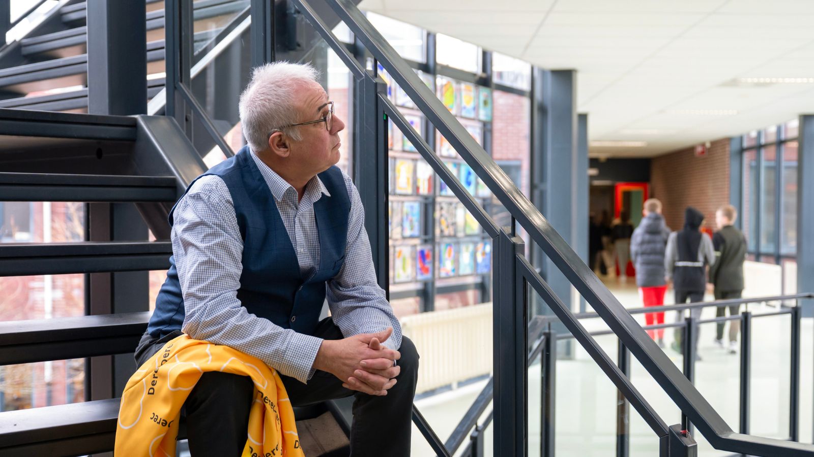 Docent Jos op schooltrap denkt na over doorwerken na pensioen