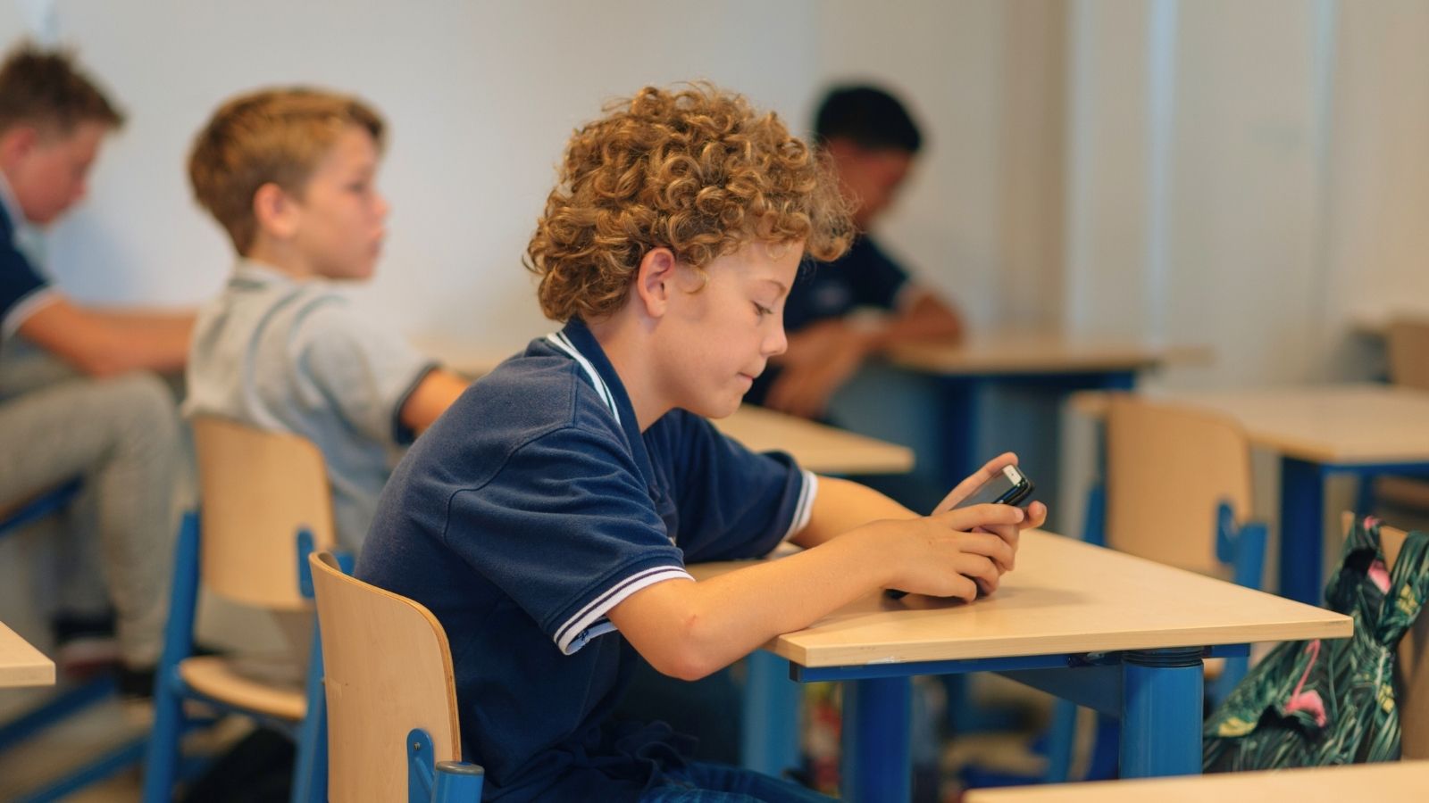 Leerling gebruikt lesmethode rekenen in klas