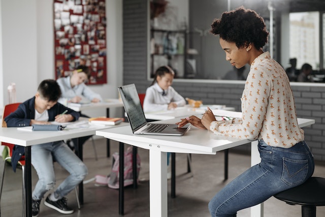 Zij-instroom onderwijs: ga jij voor een nieuwe carrière als leerkracht?